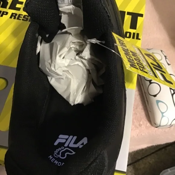 🔥SALE! NIB, Fila , memory foam and slip resistant, size 11, work or play🔥🤩🤩 - Picture 2 of 4